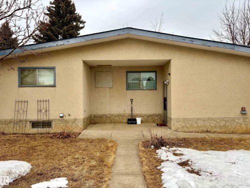 The property features an exterior with stucco siding and a stone-clad foundation - 15208 92 Street, Edmonton, AB - Outdoor