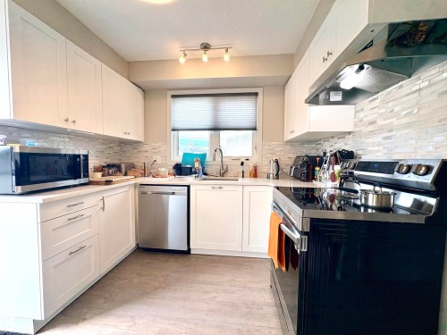 8825 137 Avenue, Edmonton, AB - Indoor Photo Showing Kitchen