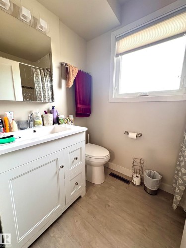 8825 137 Avenue, Edmonton, AB - Indoor Photo Showing Bathroom