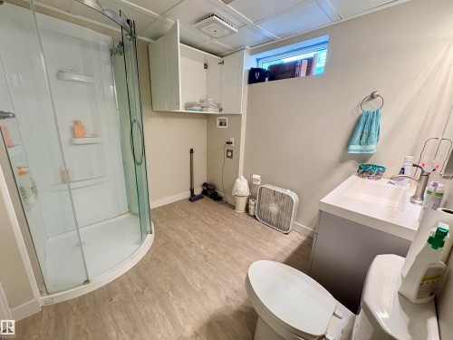 8825 137 Avenue, Edmonton, AB - Indoor Photo Showing Bathroom