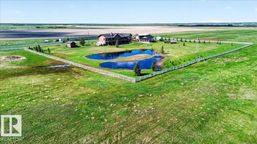 The living area features hardwood floors and a vaulted ceiling with a ceiling fan - 531064 Range Road 174, Rural Lamont County, AB - Indoor Photo Showing Living Room