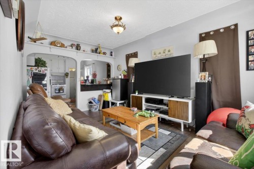 11813 39 Street, Edmonton, AB - Indoor Photo Showing Living Room