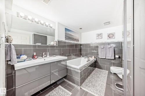 8811 38A Avenue, Edmonton, AB - Indoor Photo Showing Bathroom