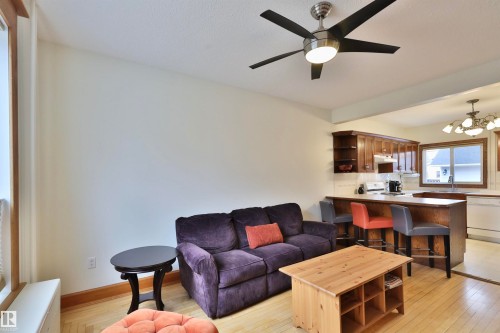 5318 48 Avenue, Wetaskiwin, AB - Indoor Photo Showing Living Room