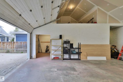 5318 48 Avenue, Wetaskiwin, AB - Indoor Photo Showing Garage
