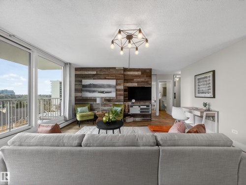 907 9930 113 Street, Edmonton, AB - Indoor Photo Showing Living Room