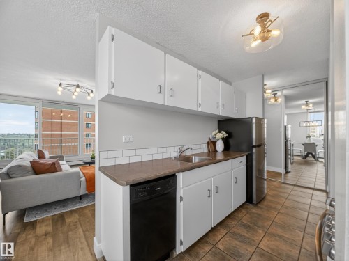 907 9930 113 Street, Edmonton, AB - Indoor Photo Showing Kitchen