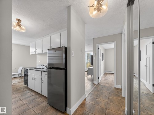 907 9930 113 Street, Edmonton, AB - Indoor Photo Showing Kitchen