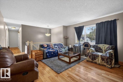 8409 99 Avenue, Fort Saskatchewan, AB - Indoor Photo Showing Living Room