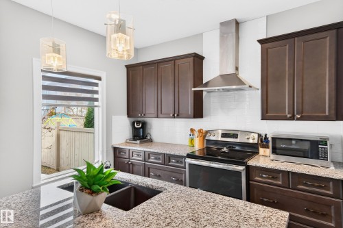 3306 Hilton Crescent, Edmonton, AB - Indoor Photo Showing Kitchen
