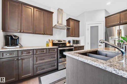 3306 Hilton Crescent, Edmonton, AB - Indoor Photo Showing Kitchen With Double Sink With Upgraded Kitchen
