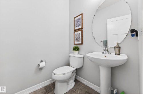 3306 Hilton Crescent, Edmonton, AB - Indoor Photo Showing Bathroom