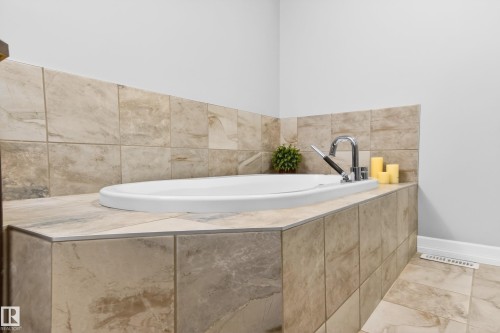 3306 Hilton Crescent, Edmonton, AB - Indoor Photo Showing Bathroom