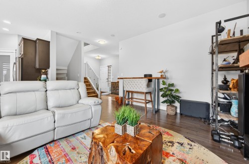 3306 Hilton Crescent, Edmonton, AB - Indoor Photo Showing Living Room