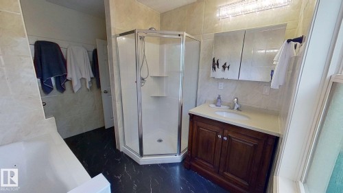 13908 117 Avenue, Edmonton, AB - Indoor Photo Showing Bathroom