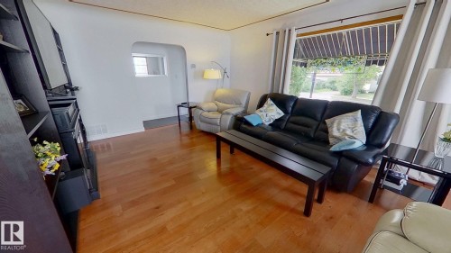 13908 117 Avenue, Edmonton, AB - Indoor Photo Showing Living Room