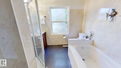 13908 117 Avenue, Edmonton, AB - Indoor Photo Showing Bathroom