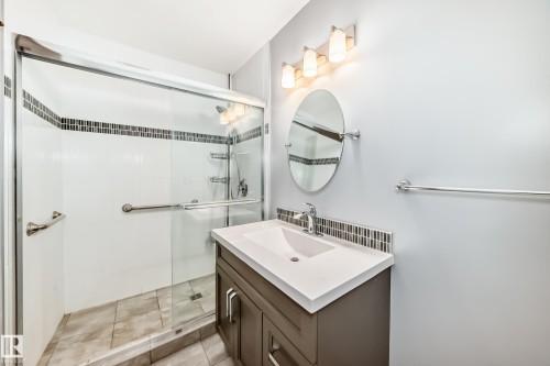 12018 157 Avenue, Edmonton, AB - Indoor Photo Showing Bathroom