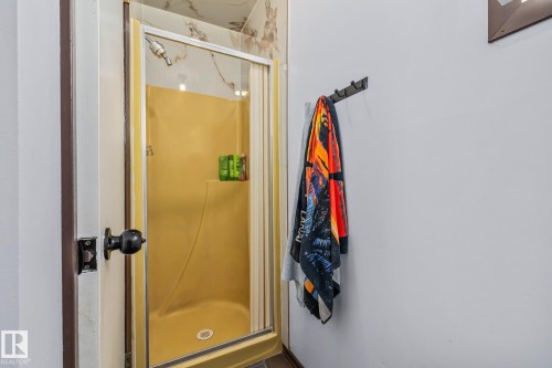 8812 135 Avenue, Edmonton, AB - Indoor Photo Showing Bathroom
