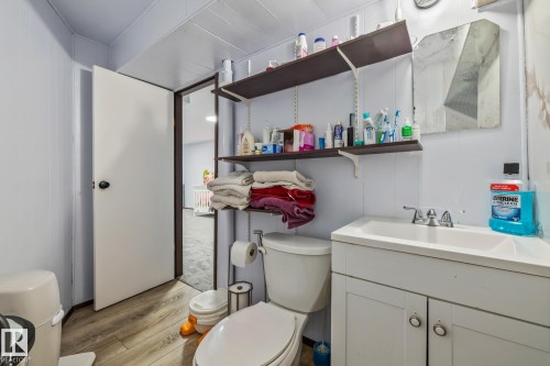 8812 135 Avenue, Edmonton, AB - Indoor Photo Showing Bathroom
