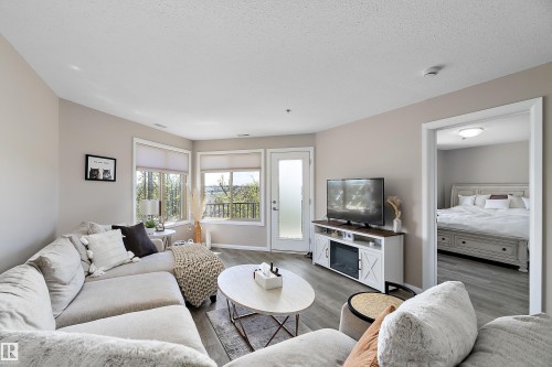 301 530 Hooke Road, Edmonton, AB - Indoor Photo Showing Living Room