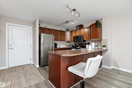 301 530 Hooke Road, Edmonton, AB - Indoor Photo Showing Kitchen