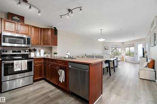 301 530 Hooke Road, Edmonton, AB - Indoor Photo Showing Kitchen