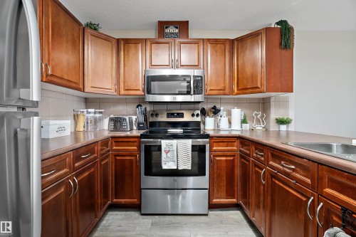 301 530 Hooke Road, Edmonton, AB - Indoor Photo Showing Kitchen
