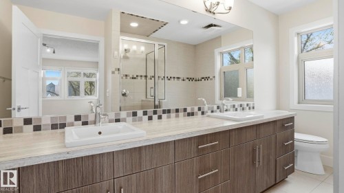 11002 University Avenue, Edmonton, AB - Indoor Photo Showing Bathroom