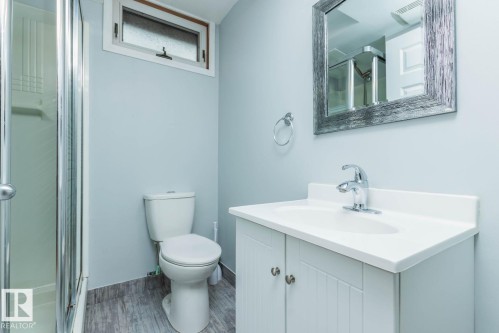10812 52 Avenue, Edmonton, AB - Indoor Photo Showing Bathroom