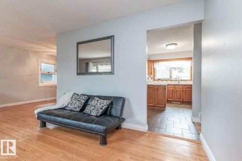 10812 52 Avenue, Edmonton, AB - Indoor Photo Showing Living Room