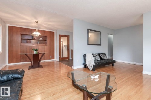 10812 52 Avenue, Edmonton, AB - Indoor Photo Showing Living Room