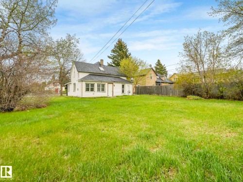 Expansive grassy yard with mature trees - 4322 53 Street, Wetaskiwin, AB - Outdoor