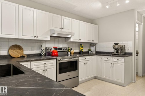 316 Wild Rose Way, Edmonton, AB - Indoor Photo Showing Kitchen