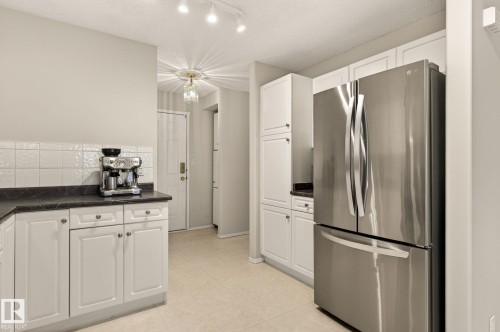 316 Wild Rose Way, Edmonton, AB - Indoor Photo Showing Kitchen