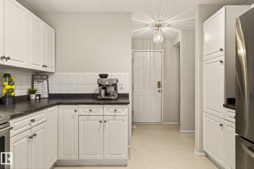 316 Wild Rose Way, Edmonton, AB - Indoor Photo Showing Kitchen