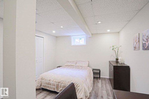 Bedroom featuring wood-finish flooring, recessed lighting, and a drop ceiling - 9523 151 Street, Edmonton, AB - Indoor Photo Showing Bedroom