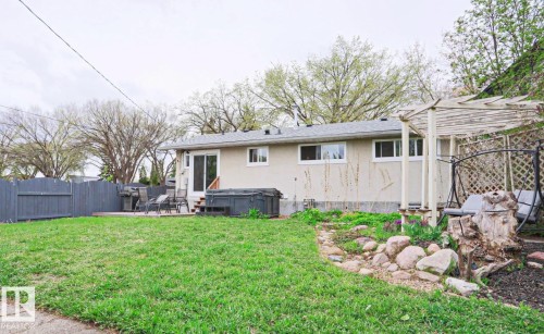 Expansive backyard featuring a manicured lawn and a wooden deck - 9523 151 Street, Edmonton, AB - Outdoor