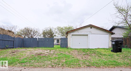 Detached garage structure with an overhead door and an additional large sliding door - 9523 151 Street, Edmonton, AB - Outdoor