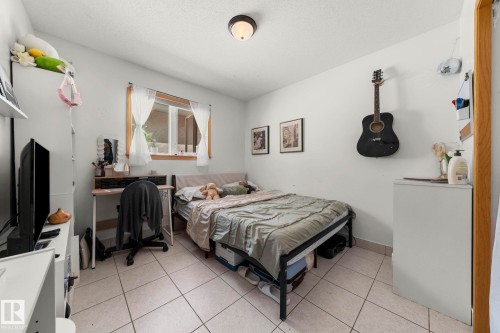 16513 67A Street, Edmonton, AB - Indoor Photo Showing Bedroom