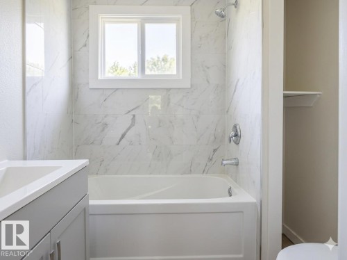 11519 137 Avenue, Edmonton, AB - Indoor Photo Showing Bathroom