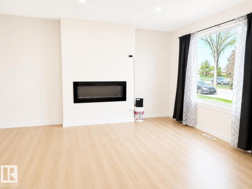 11519 137 Avenue, Edmonton, AB - Indoor Photo Showing Living Room With Fireplace