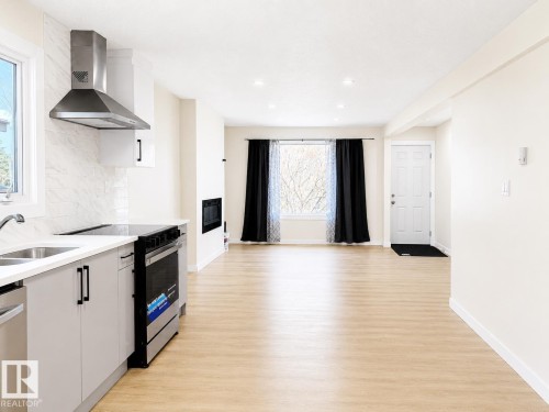 11519 137 Avenue, Edmonton, AB - Indoor Photo Showing Kitchen With Double Sink With Upgraded Kitchen