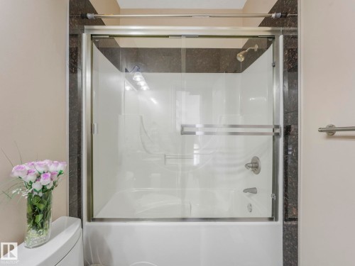 Main floor - 6911 17 Avenue, Edmonton, AB - Indoor Photo Showing Bathroom