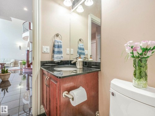 6911 17 Avenue, Edmonton, AB - Indoor Photo Showing Bathroom