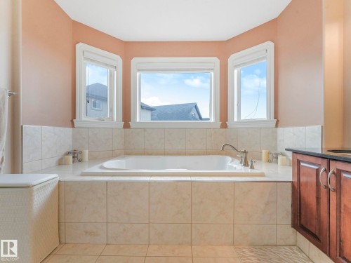 6911 17 Avenue, Edmonton, AB - Indoor Photo Showing Bathroom