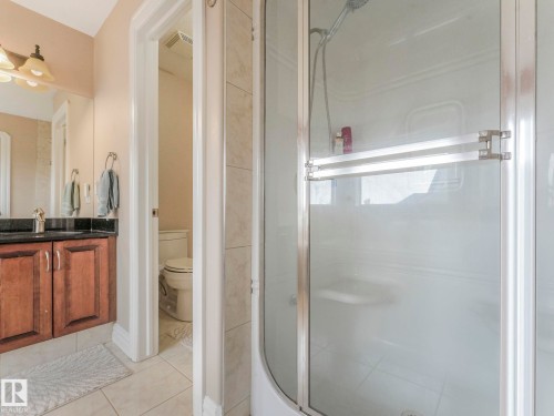 6911 17 Avenue, Edmonton, AB - Indoor Photo Showing Bathroom