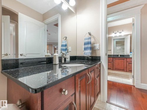 6911 17 Avenue, Edmonton, AB - Indoor Photo Showing Bathroom