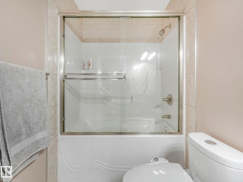 6911 17 Avenue, Edmonton, AB - Indoor Photo Showing Bathroom