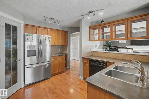 1922 Robertson Crescent, Edmonton, AB - Indoor Photo Showing Kitchen With Double Sink